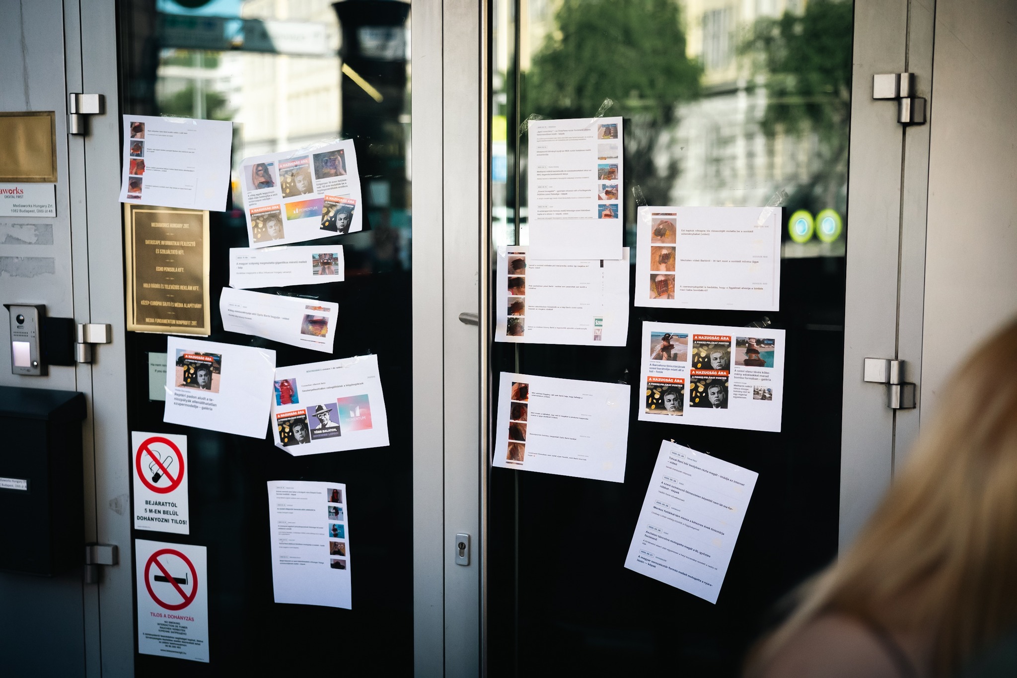 A Mediaworks székházára is felkerült néhány cikk a Momentum tiltakozásakor