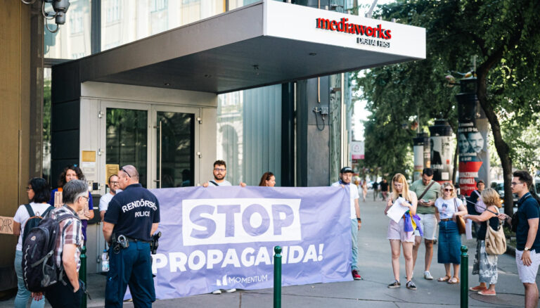 A Momentum blokádja a fideszes médiabirodalom, a Mediaworks Üllői úti székháza előtt 2025.07.01-én