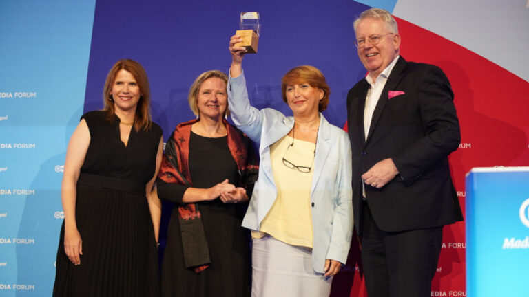 Michaela Küfner (DW), Anja Osterhaus (Riporterek Határok Nélkül Németország – RSF), a díjazott Tamar Kintsurashvili (Media Development Foundation – MDF) és Peter Limbourg (DW) (balról jobbra) A Deutsche Welle idén a grúz újságírónőt, Tamar Kintsurashvilit nevezte meg a 11. Szólásszabadság Díj kitüntetettjeként. A Media Development Foundation és a Myth Detector ügyvezető igazgatója és főszerkesztője a sajtószabadság egyik legfontosabb szószólója Grúziában. A DW 2015 óta ítéli oda a Szólásszabadság Díjat, hogy felhívja a figyelmet a világ különböző pontjain korlátozott sajtószabadságra, és elismerje az újságírók és emberi jogi aktivisták kivételes munkáját.