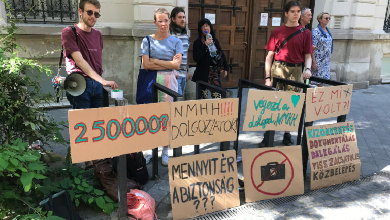 Az NMHH Médiatanács épülete előtt demonstráltak 2025.07.02-án a Metropol lesifotós botránya miatt