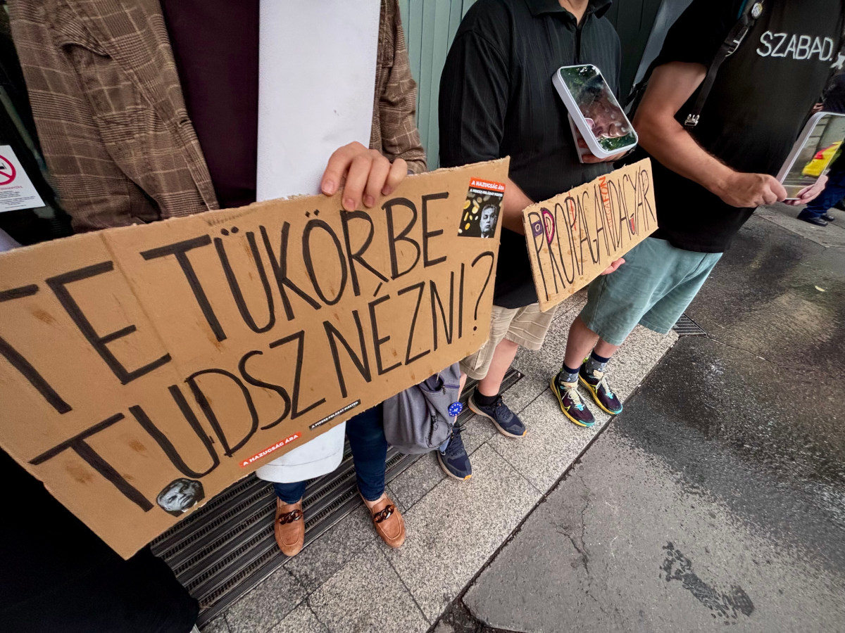 Te tükörbe tudsz nézni? Propagandagyár. Ilyen és ehhez hasonló feliratok voltak láthatók a Mediaworks Üllői úti székháza előtt