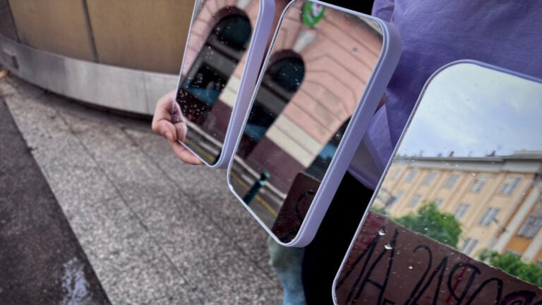 Tükrös demonstráció a Mediaworks székháza előtt