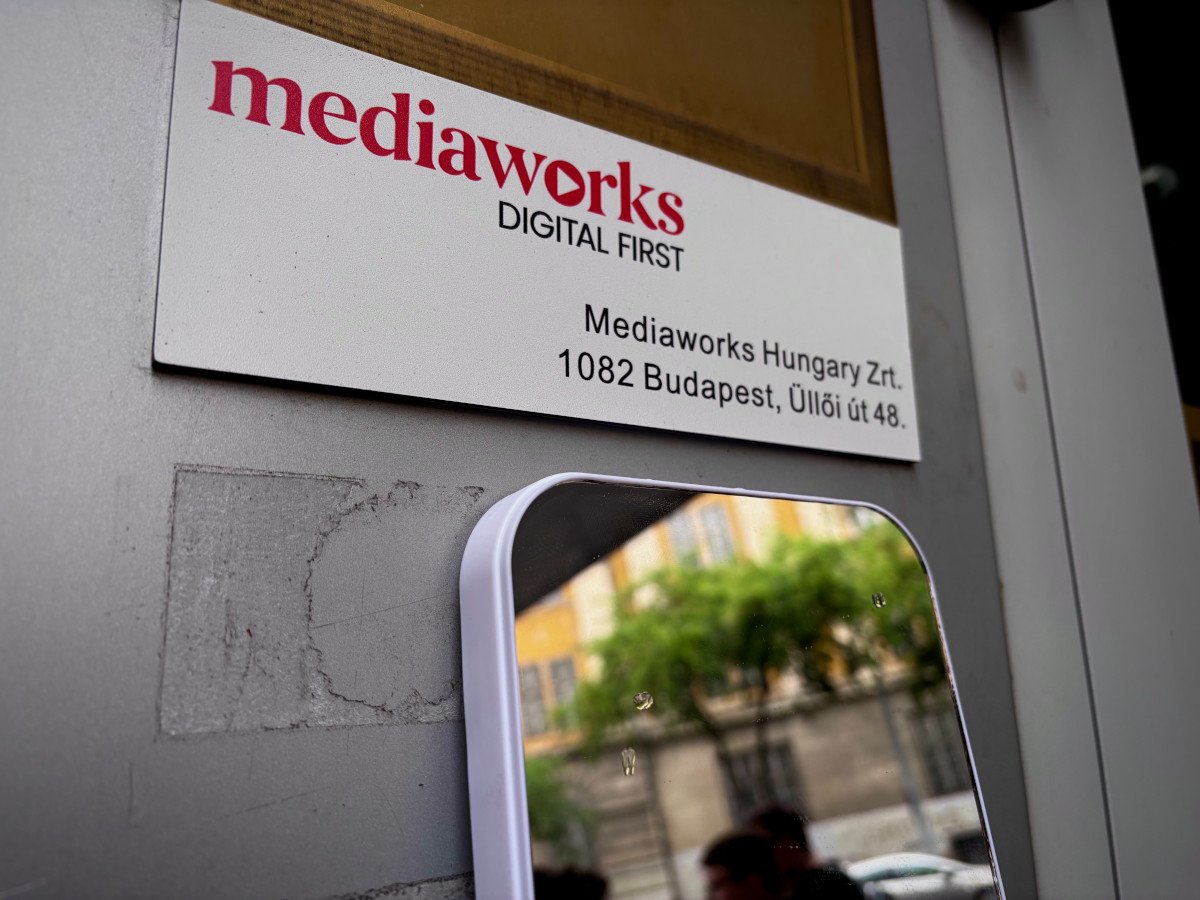 Tükör a Mediaworks székháza előtt a Momentum tüntetésén