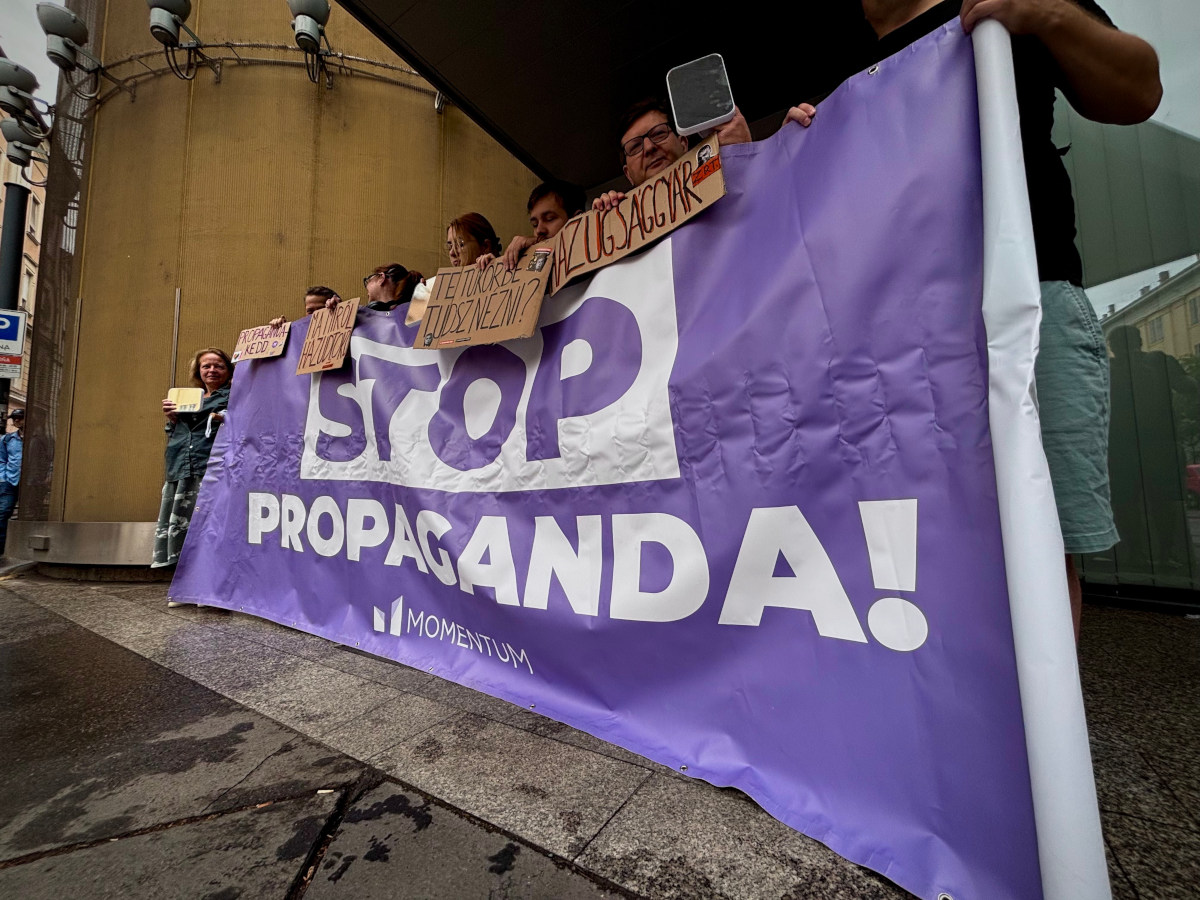 Stop propaganda! feliratú molinó a Momentum propagandakedd nevű tüntetésén a Mediaworks előtt
