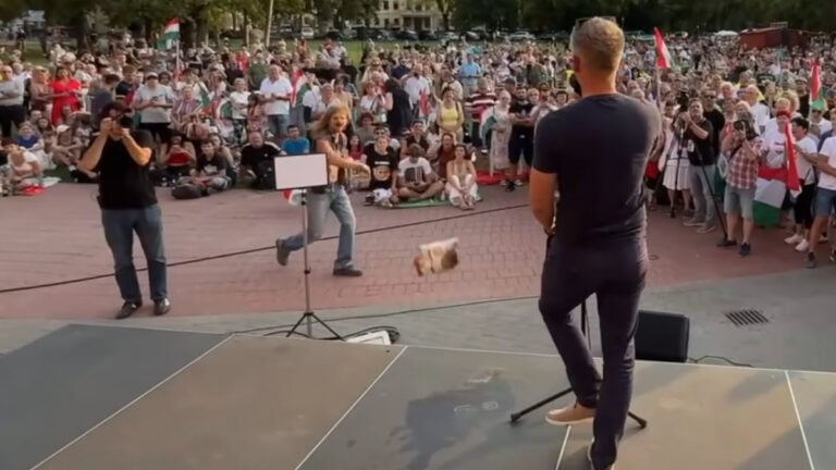 Magyar Péter gyulai fórumán egy férfi sörösüveget dobott a pártelnök felé