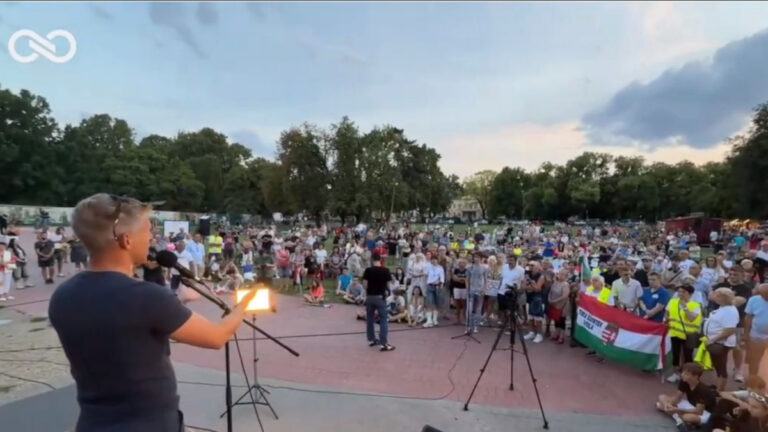 Magyar Péter, a Tisza Párt országjáró turnéján elmondja kritikáját a médiáról