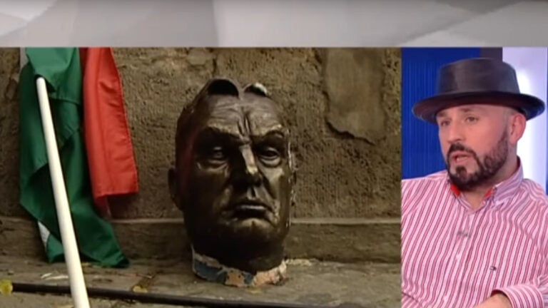 Orbán Viktor ledöntött szobrának egy részlete és Dopeman az ATV egyik műsorában