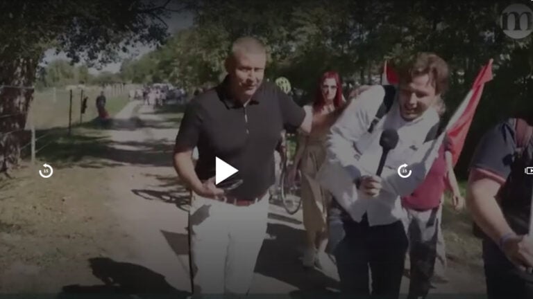 Ruszin-Szendi Romulusz a Mandiner újságíróját lökdösi Kötcsén