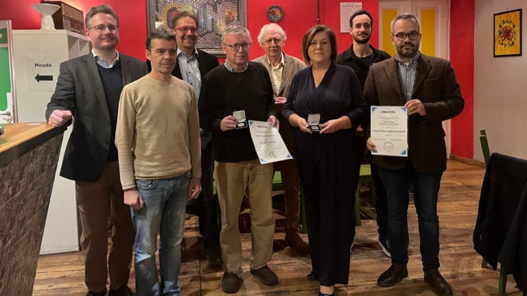 A Népszabadság-díj átadója 2025-ben a Grundon: a Válasz Online és Horváth Gábor szerkesztője is díjat kapott