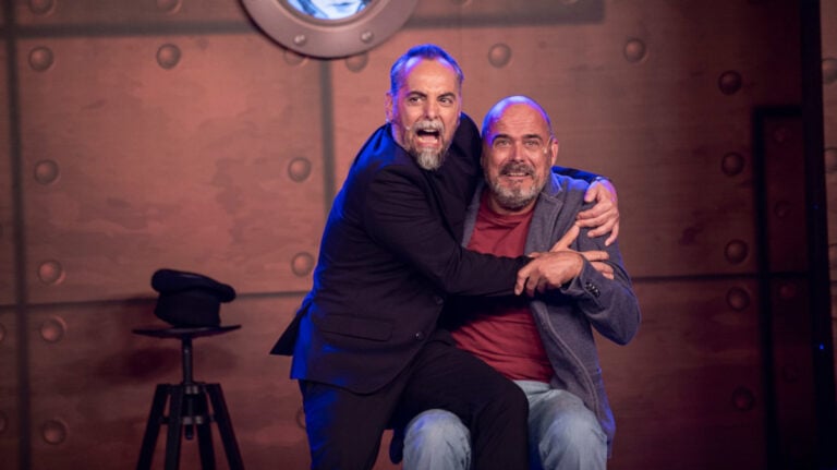 Mogács Dániel, a Viasat6-on látható Bolondok hajója kapitánya a műsor egyik jelenetében