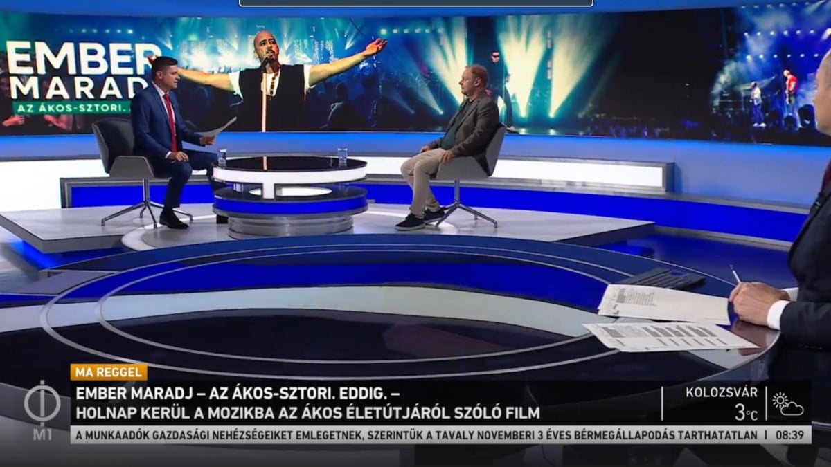 Dobrády Ákost tették az M1 óriási kivetítőjére, amikor Kovács Ákosról beszélgettek az Ákos-film rendezőjével
