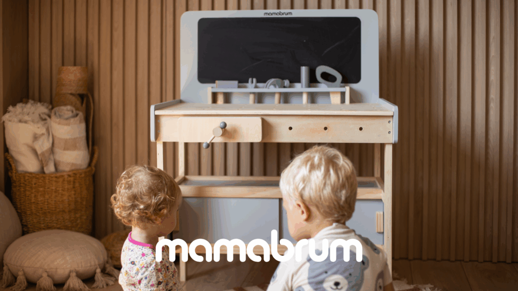 Gyermekek számára tervezett munkapadok a mamabrumból