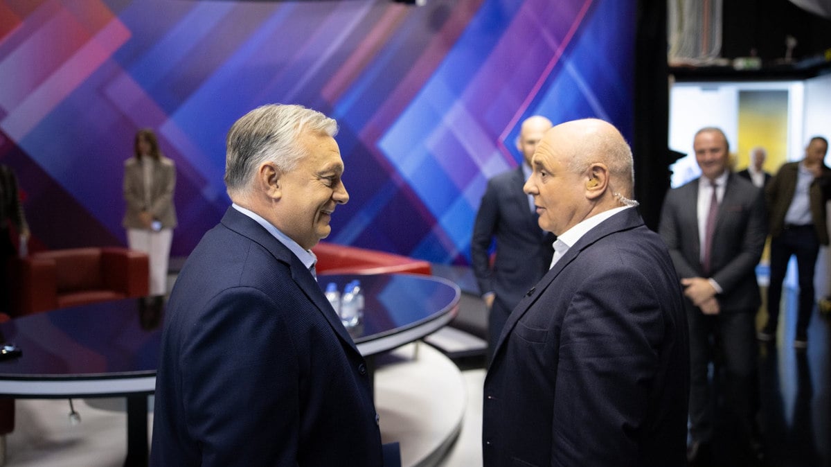 Orbán Viktor és Rónai Egon beszélget az ATV-s interjú alkalmával. A háttérben Németh S. Szilárd vezérigazgató és Bednarik Imre hírigazgató mosolyog
