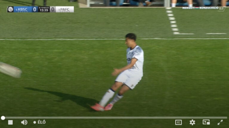 A Nemzeti Konzultációt népszerűsítő logó 2025.11.01-én az M4 Sporton, focimeccs közben