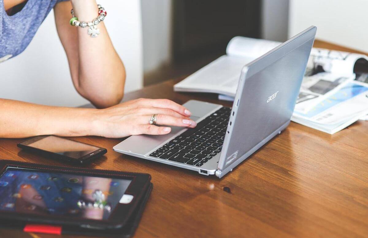 laptopon rendelő nő