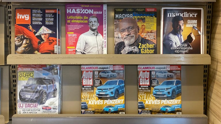 újságok, magazinok egy MOL benzinkútnál