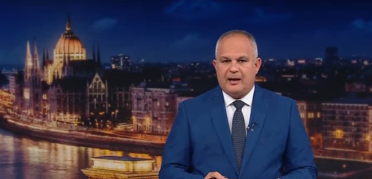 Az M1 Híradó műsorvezetője elkezdi ismertetni a manipulált riport tartalmát