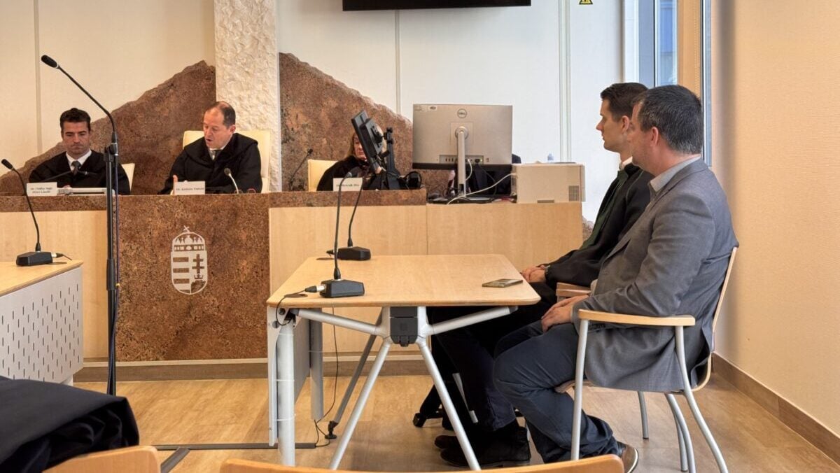 A Fővárosi Ítélőtábla ítéletet hirdet az M-RTL Zrt. által, a Media1 ellen indított sajtó-helyreigazítási perben, mely a Media1 győzelmével zárult. A képen az Ítélőtábla három fős bírói tanácsa, valamint az alperesi asztalnál a jogi képviselő és Szalay Dániel újságíró