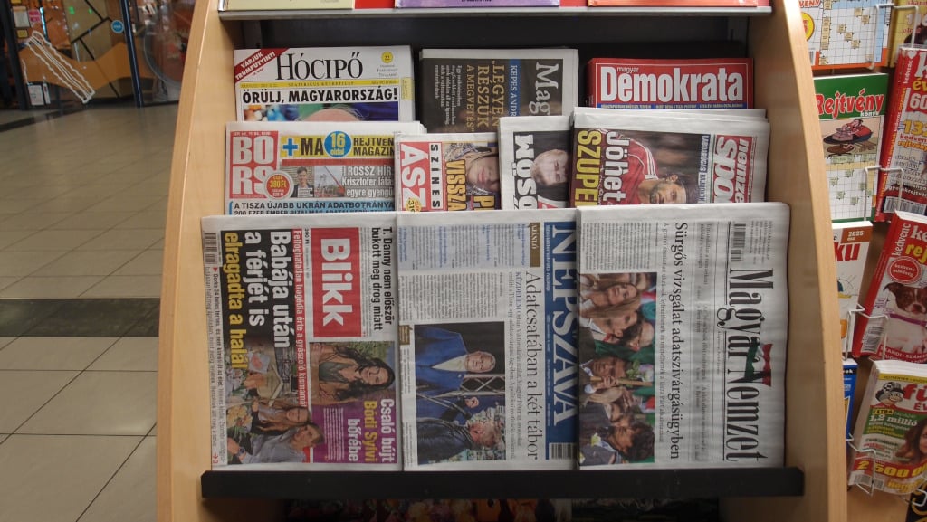 Újságok egy budapesti áruházban 2025 novemberében