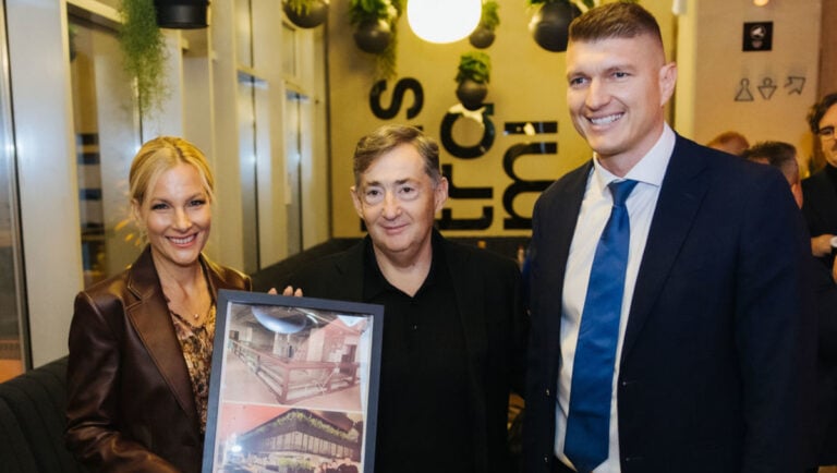 Várkonyi Andrea, Mészáros Lőrinc és Felházi Szilárd a megújult Pastrami Étterem átadásakor 2025 októberében
