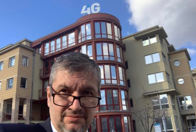 Hadházy Ákos független országgyűlési képviselő a 4iG épülete előtt a Montevideo utcában
