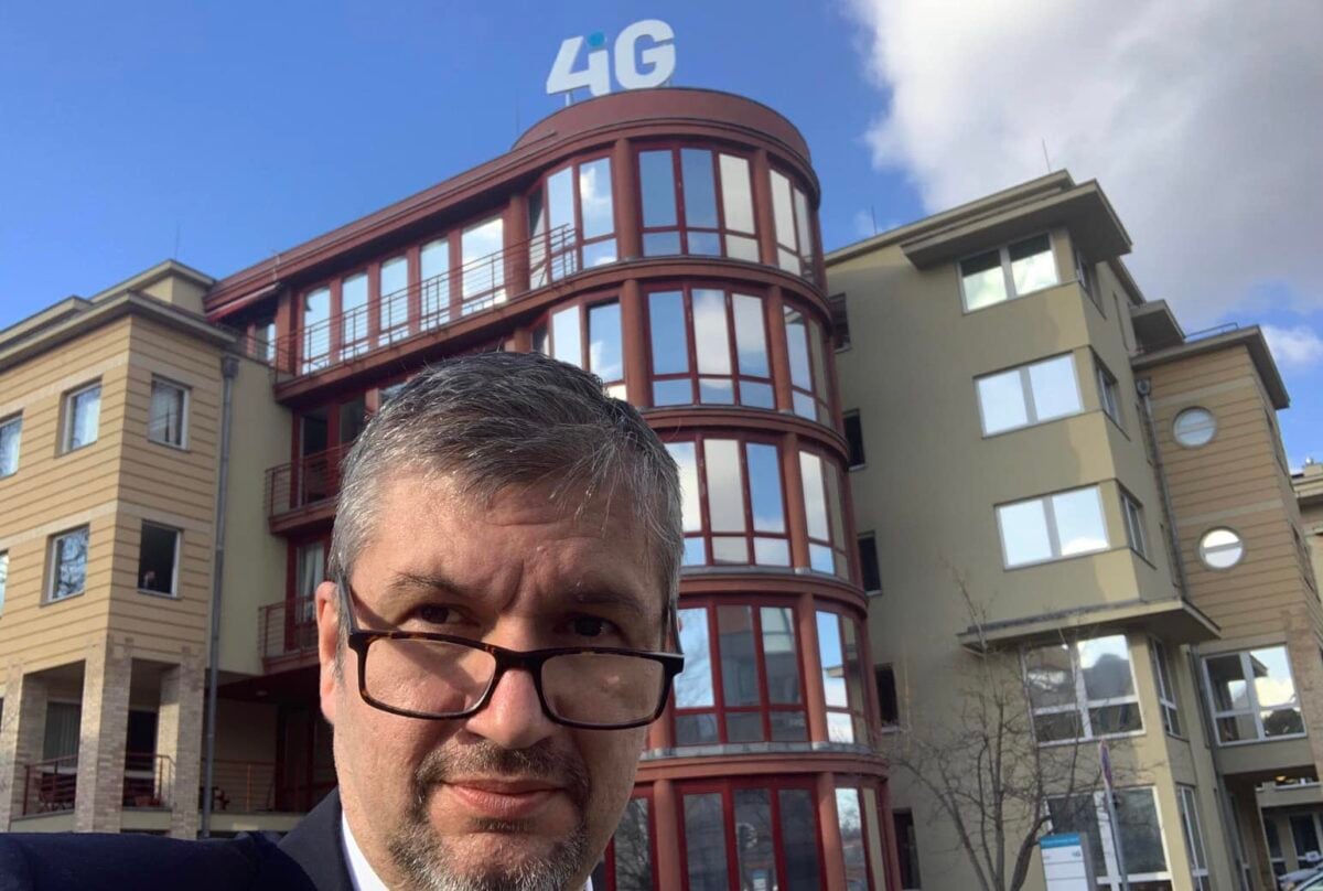 Hadházy Ákos független országgyűlési képviselő a 4iG épülete előtt a Montevideo utcában