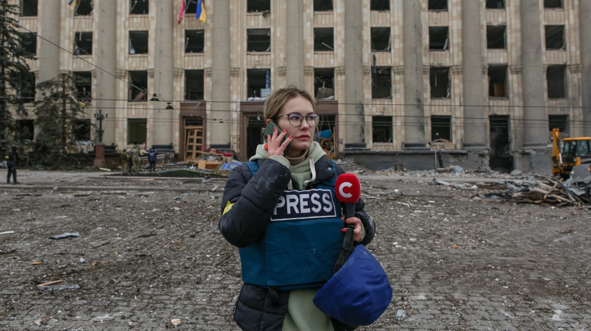 Az orosz invázió sújtotta ukrajnai Harkivban telefonál 2022 márciusában egy újságíró.