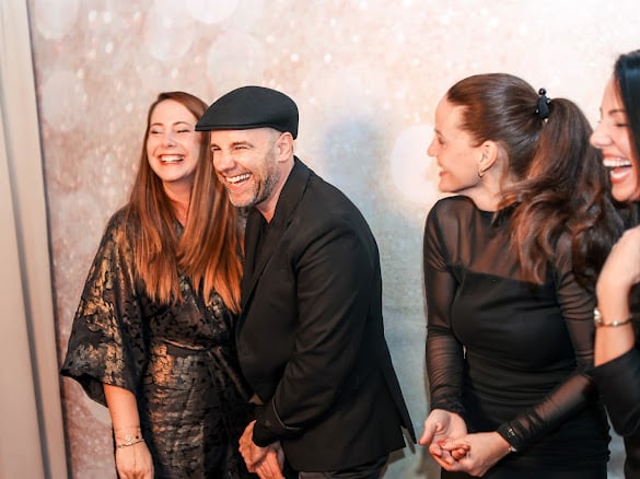 Járai Mátét nagyon szerette a közönség, és ő is a közönséget. Közös fotókra is összeálltak