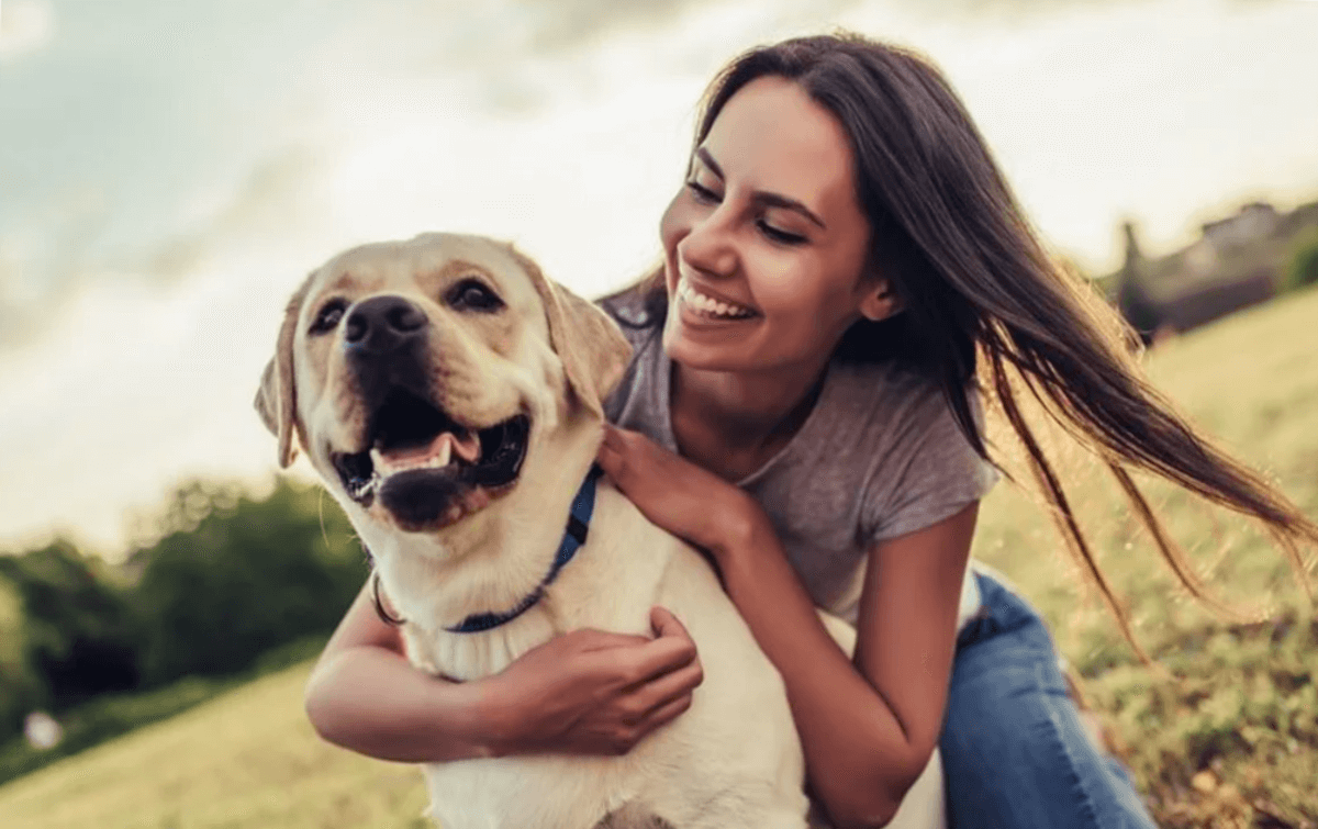 nő kutyával