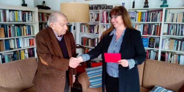 Paul Lendvai és Bodnár Zsuzsa, az Átlátszó tényfeltáró műhely munkatársa a díj átadásakor