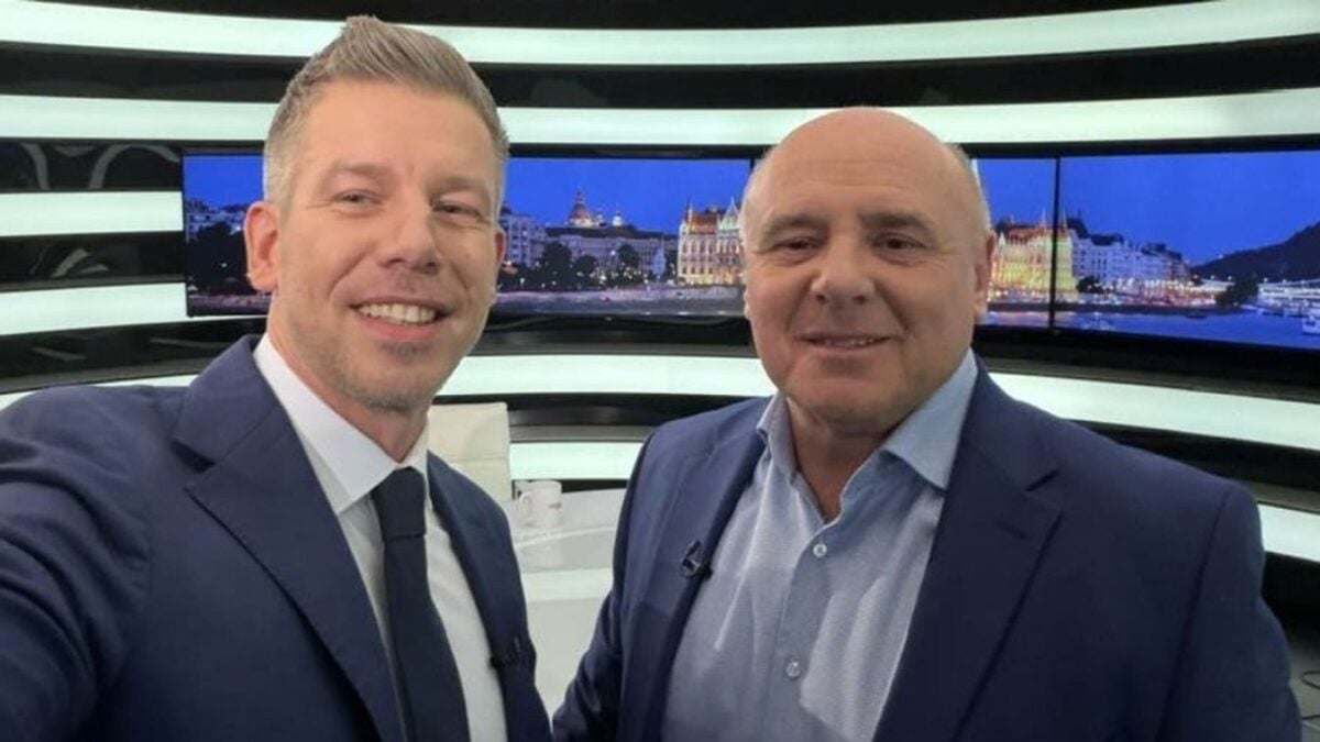 Magyar Péter, a Tisza Párt elnöke és Rónai Egon ATV-s műsorvezető közös szelfit készített a tévéstúdióban az állítólag os fenyegetés után