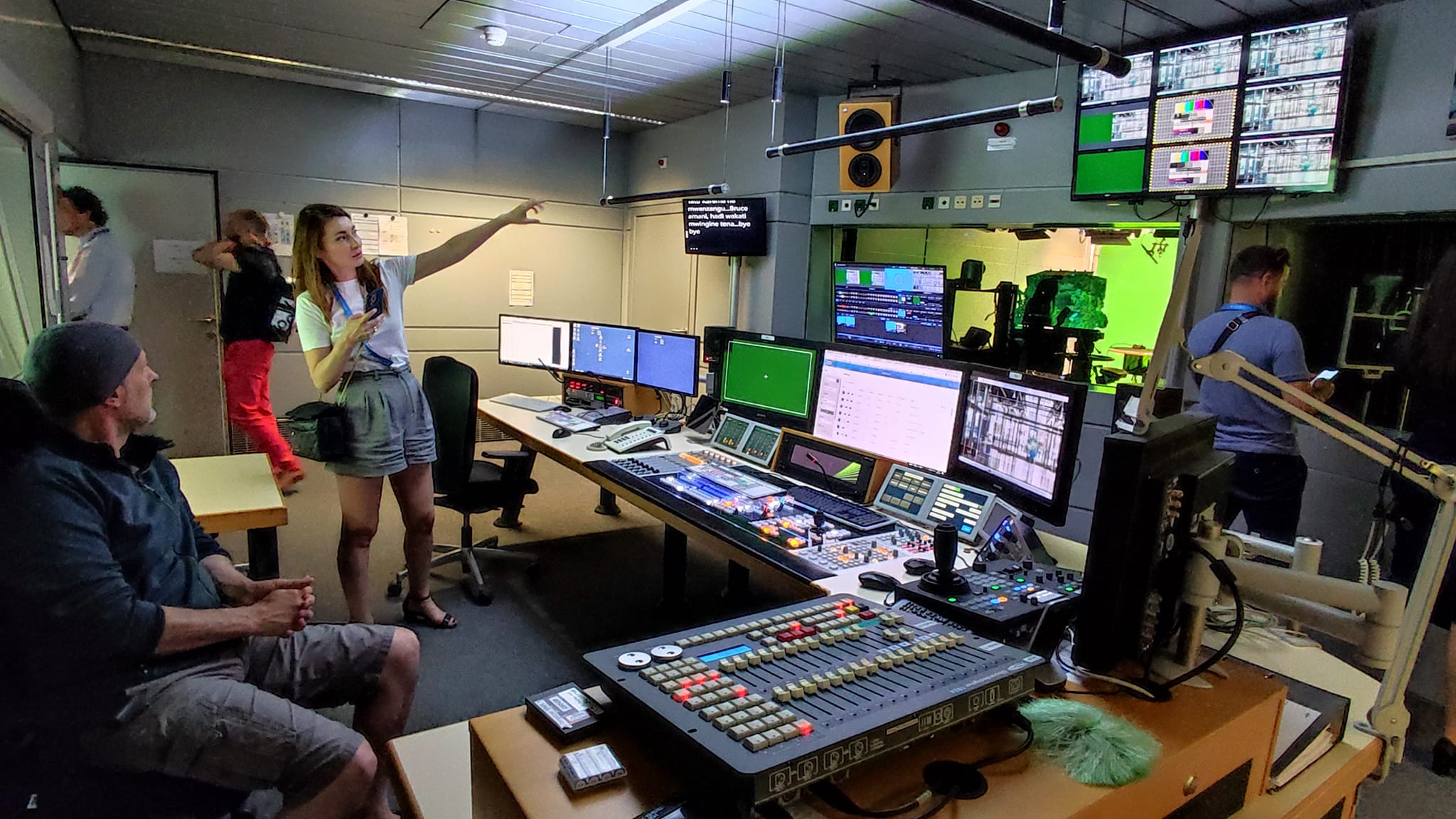 A Deutsche Welle egyik stúdióját mutatja a nemzetközi médiaszolgáltató egyik munkatársa a Media1-nek