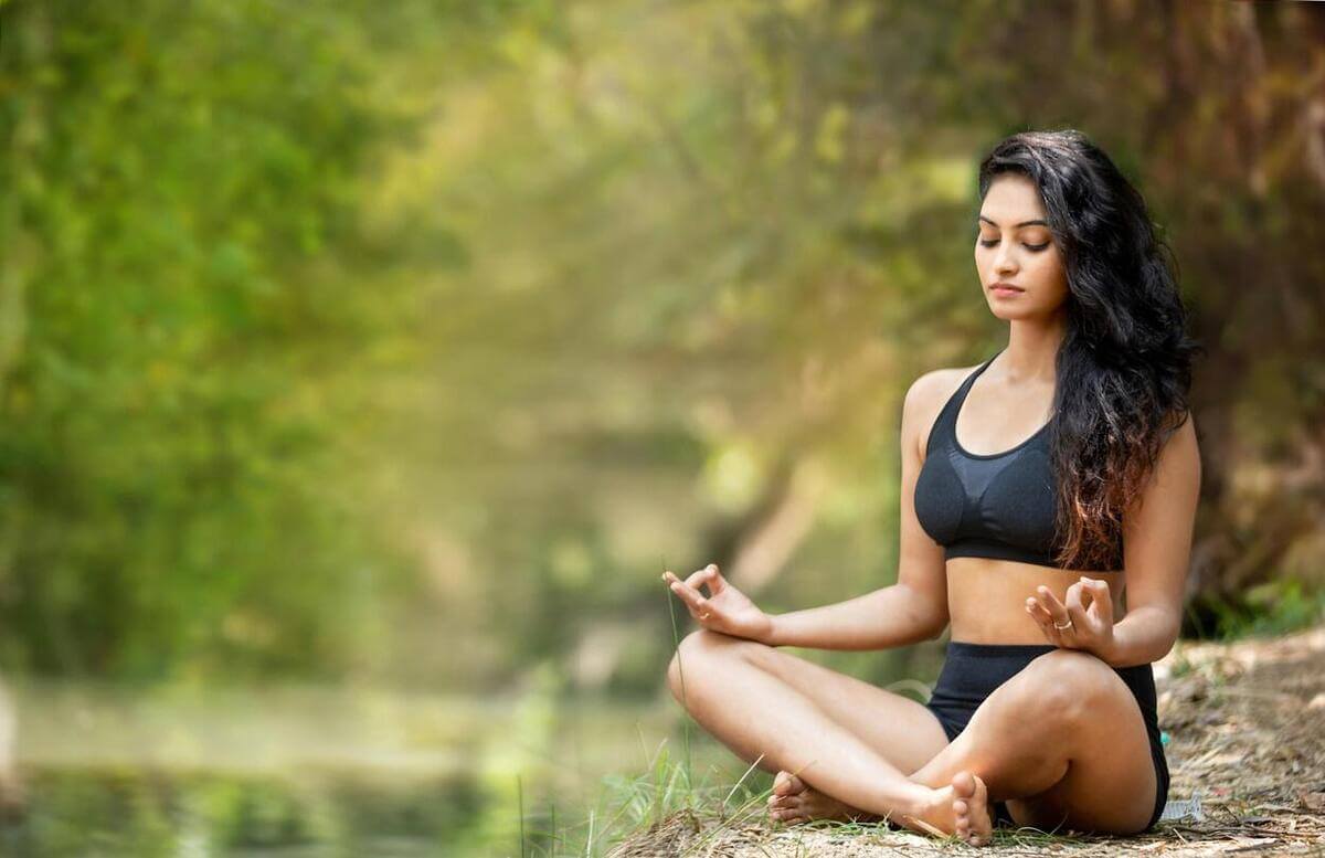 meditáló nő