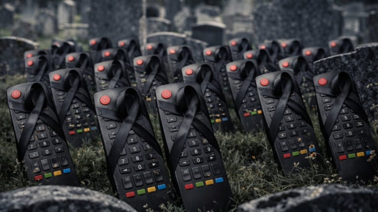 TV-távkapcsolók temetőben