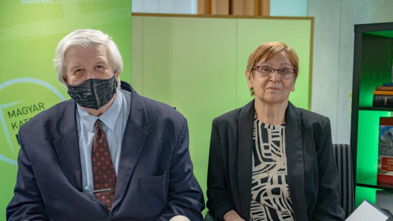 Kerekes Barnabás és Kovács Zsuzsa, a Szóról - szóval című rádióműsor szerkesztői