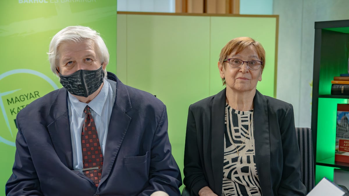 Kerekes Barnabás és Kovács Zsuzsa, a Szóról - szóval című rádióműsor szerkesztői