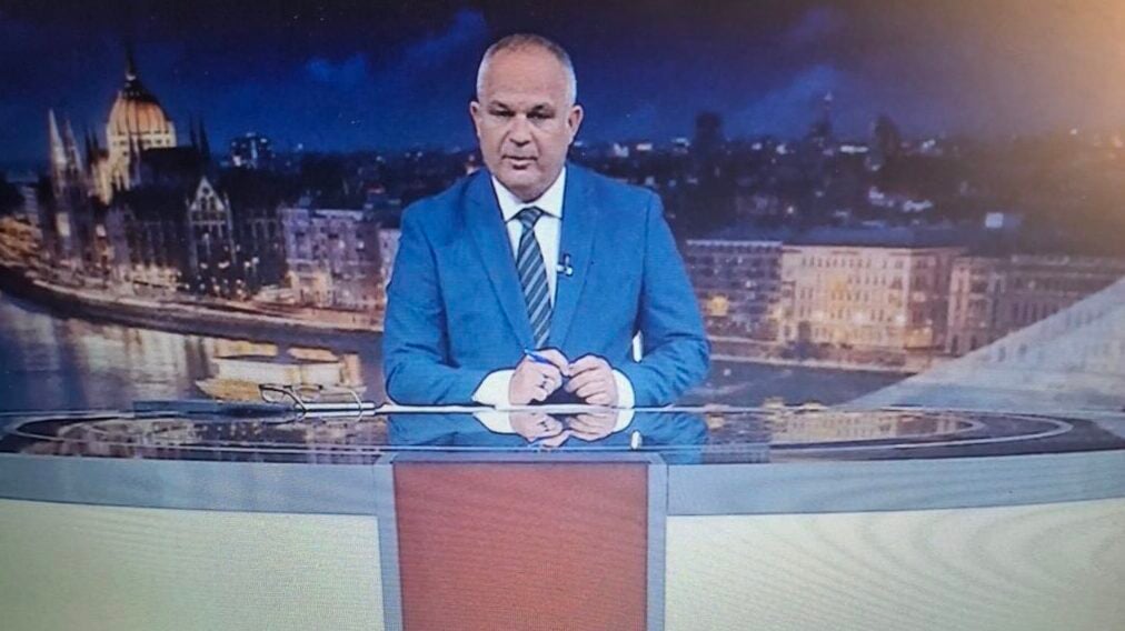 Rab Ferenc, az M1 Híradó műsorvezetője helyreigazító közleményt olvas be Tóta W. Árpádról és a Kispolgárról 2026 áprilisában