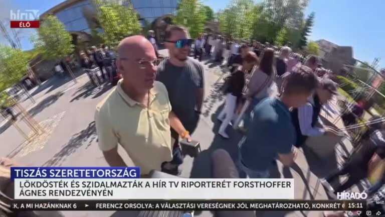 Kivették az akkumulátort a HírTV stábjának egyik kamerájából a Tisza Párt szimpatizánsai