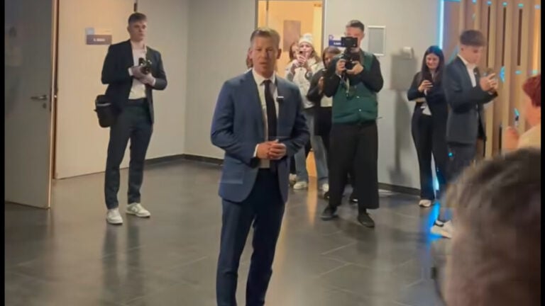 Magyar Péter rövid beszédet mondott az MTVA folyosóján