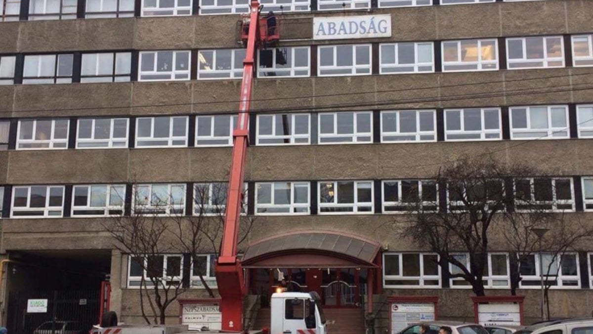 Eltávolítják a Népszabadság egykori székházáról a bezárt napilap nevét tartalmazó feliratot
