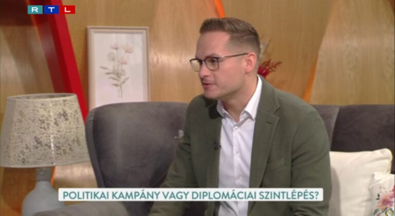 Deák Dániel megafonos propagandista, az RTL Reggeli szakértőjeként 2026.04.08-án