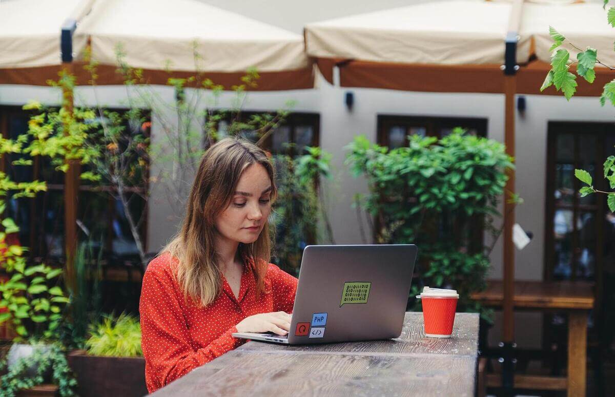 laptopon dolgozó nő