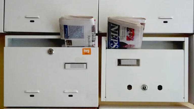 Érkezik a Népszava egy postaládába.