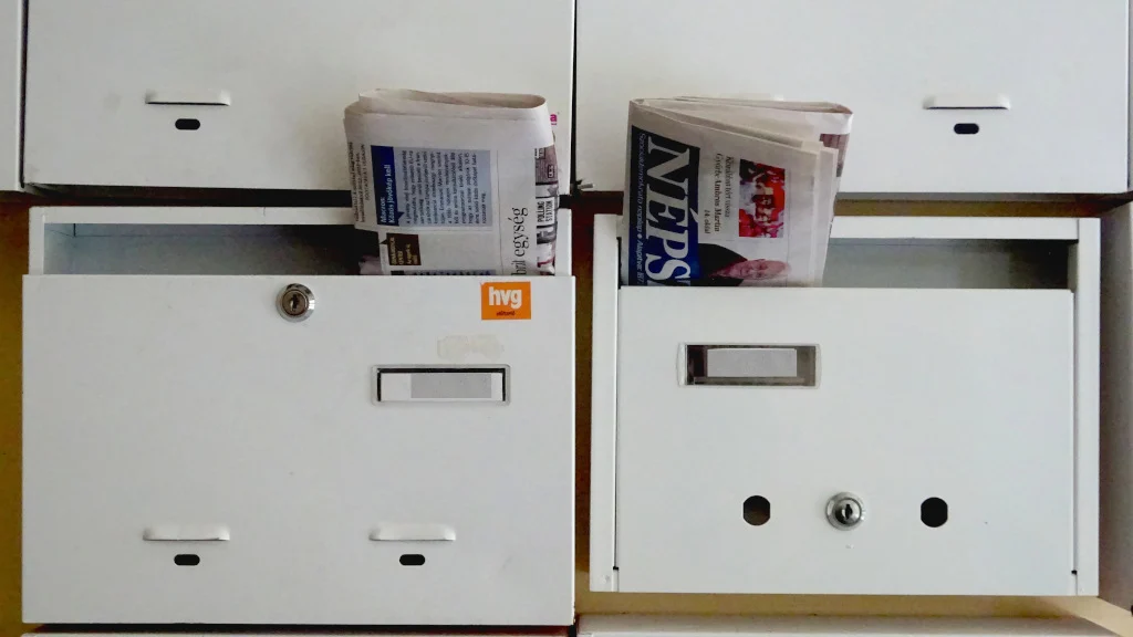 Érkezik a Népszava egy postaládába.