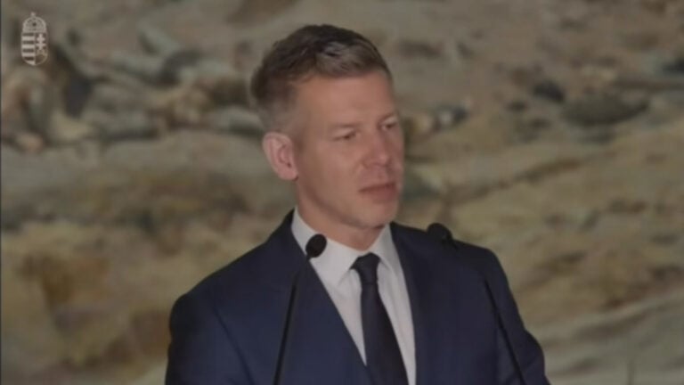 Magyar Péter miniszterelnök 2026.05.13-án, az Ópusztaszeren tartott kormányüléshez kapcsolódó sajtótájékoztatón beszélt a közmédiáról