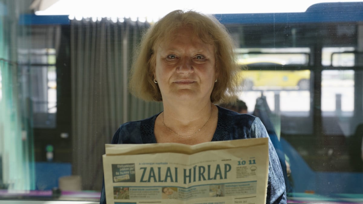 A DW Magyar riportjában megszólaló Zsuzsa, kezében a Zalai Hírlappal