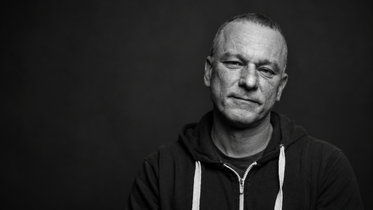 Kerényi György (1963–) újságíró, a vs.hu korábbi főszerkesztője. Déri Miklós - Déri Miklós: Arcok Részletes engedély Déri Miklós engedélyezte Arcok című könyvében – melynek tartalma itt ellenőrizhető: https://malenaklady.org/miklos-deri-arcok-faces – található fotóinak {{cc-by-sa-4.0}} licenc alatti közzétételét.