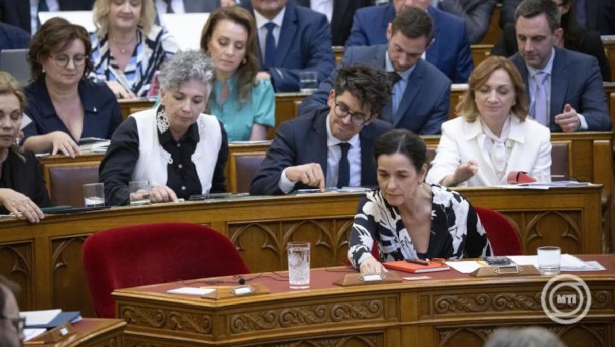Budapest, 2026. július 21. A Közszolgálati Közalapítvány alapító okirata visszavonásáról, valamint a Független Közmédia Testület alapító okiratának elfogadásáról, induló vagyona megállapításáról szóló országgyűlési határozati javaslatról szavaznak a Tisza Párt képviselői az Országgyűlés rendkívüli ülésén 2026. július 21-én. Elöl Orbán Anita külügyminiszter.