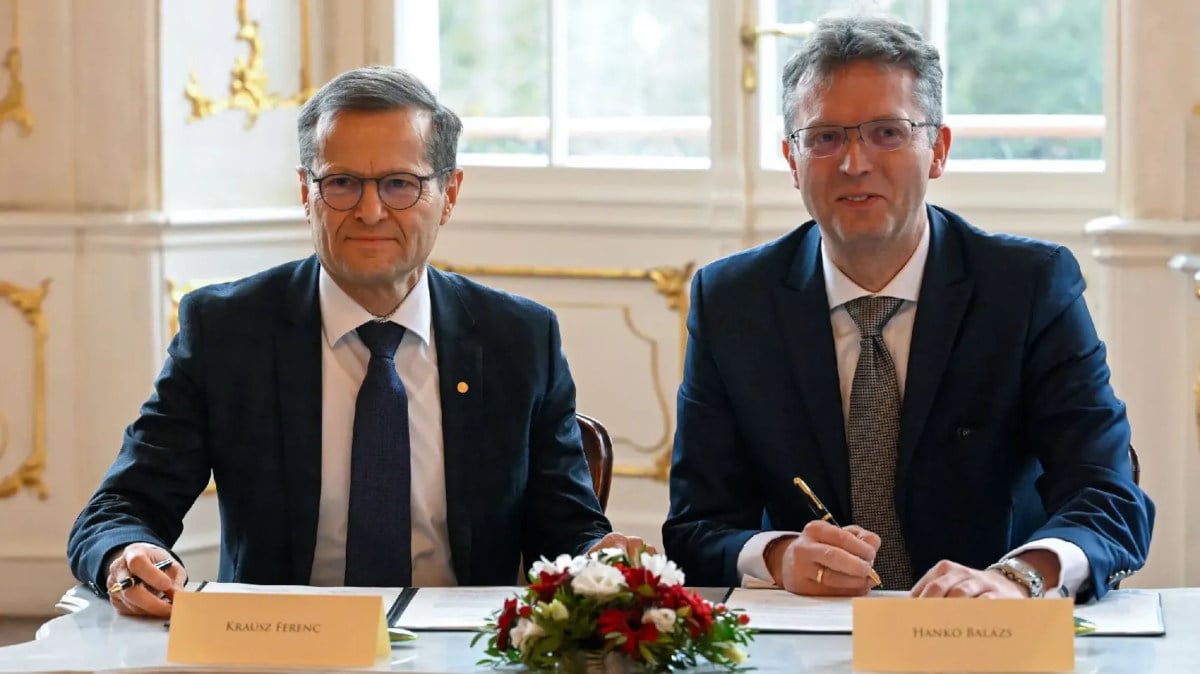 Krausz Ferenc Nobel-díjas fizikus, az Élvonal Alapítvány kuratóriumának elnöke és Hankó Balázs korábbi miniszter a Gödöllői Királyi Kastélyban idén februárban