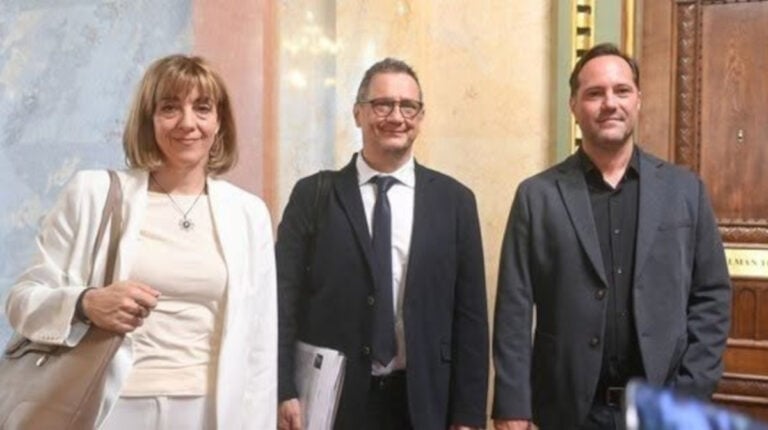 Bayer Judit médiajogász, Kollár Árpád költő, irodalomszervező és Sükösd Miklós médiakutató, az FKT médiaszakmai tagjelöltjei az Országgyűlés Művelődési Bizottságának 2026. augusztus 25-i ülése előtt